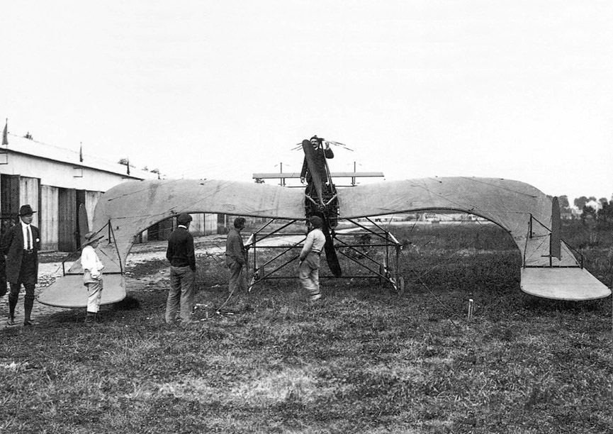 Louis Schreck en su Diapason II. Preparativos de vuelo, 1911. CTIE